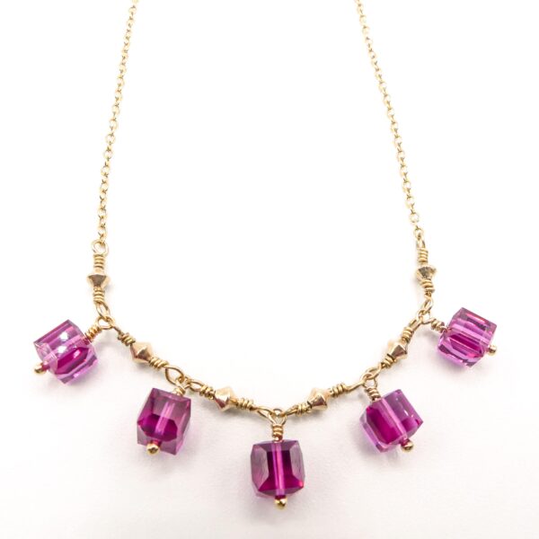 Des bijoux d'exception Inspiré par la couleur des bougainvilliers de mon enfance, ce collier ras-de-cou, travaillé à la main, est une pièce unique et raffinée dont la délicatesse attirera les regards. Laissez vous tenter par cette pièce lumineuse qui saura élégamment habiller votre cou Toutes les créations Oser Rêver sont réalisées en gold filled ou en argent 925. Je  porte une grande attention aux matériaux utilisés. L'or utilisé dans la fabrication de ce produit est de l'or recyclé Chaque bijou est fabriqué à Lyon dans l'atelier Oser Rêver