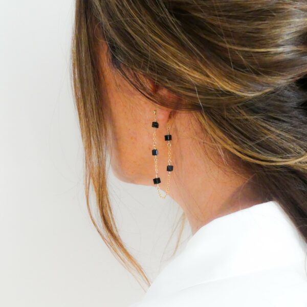 Des bijoux d'exception Ces boucles d'oreilles Océan, élégantes au désign unique et raffiné ondulent délicatement comme les vagues de l'océan. Les perles de cristal noir poseront, tout en finesse, un délicat éclat de lumière sur votre cou. Elles ne passeront pas inaperçues et s'adapteront à votre look en toutes circonstances Toutes les créations Oser Rêver sont réalisées en gold filled ou en argent 925. Je porte une grande attention aux matériaux utilisés. L'or utilisé dans la fabrication de ce produit est de l'or recyclé Chaque bijou est fabriqué à Lyon dans l'atelier Oser Rêver