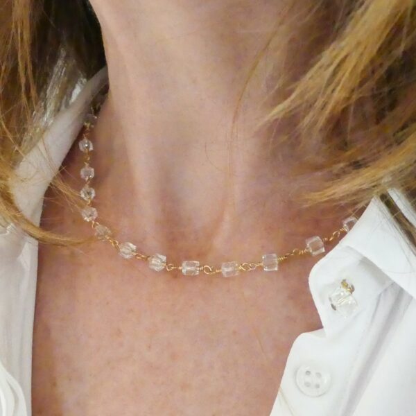 Des bijoux d'exception Comme un voyage en mer vers des lieux délicieusement nostalgiques, le collier Océan cristal, raffiné et entièrement fait main, est inspiré des scintillements du soleil sur l'océan. Laissez vous captiver par cette pièce unique qui ne laissera pas indifférent et apportera une touche classy à vos tenues chics ou décontractées. Toutes les créations Oser Rêver sont réalisées en gold filled ou en argent 925. Je porte une grande attention aux matériaux utilisés. L'or utilisé dans la fabrication de ce produit est de l'or recyclé Chaque bijou est fabriqué à Lyon dans l'atelier Oser Rêver