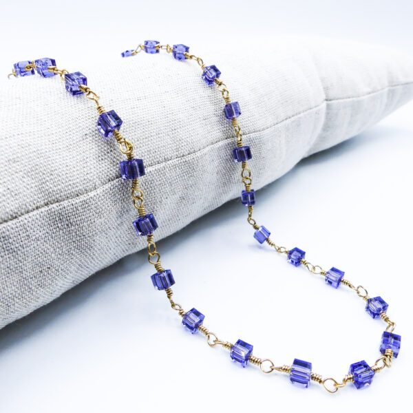 Des bijoux d'exception Comme un voyage en mer vers des lieux délicieusement nostalgiques, le collier Océan Tanzanite, raffiné et entièrement fait main, est inspiré des scintillements du soleil sur l'océan. Laissez vous captiver par cette pièce unique qui ne laissera pas indifférent et apportera une touche lumineuse et  classy à vos tenues chics ou décontractées. Toutes les créations Oser Rêver sont réalisées en gold filled ou en argent 925. Je porte une grande attention aux matériaux utilisés. L'or utilisé dans la fabrication de ce produit est de l'or recyclé Chaque bijou est fabriqué à Lyon dans l'atelier Oser Rêver