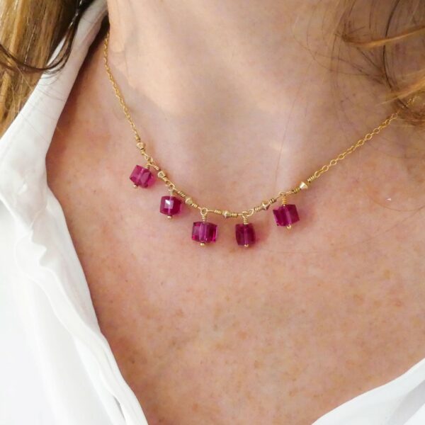 Des bijoux d'exception Inspiré par la couleur des bougainvilliers de mon enfance, ce collier ras-de-cou, travaillé à la main, est une pièce unique et raffinée dont la délicatesse attirera les regards. Laissez vous tenter par cette pièce lumineuse qui saura élégamment habiller votre cou Toutes les créations Oser Rêver sont réalisées en gold filled ou en argent 925. Je  porte une grande attention aux matériaux utilisés. L'or utilisé dans la fabrication de ce produit est de l'or recyclé Chaque bijou est fabriqué à Lyon dans l'atelier Oser Rêver