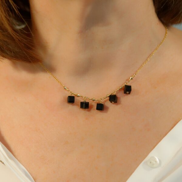 Des bijoux d'exception Collier ras-de-cou travaillé à la main, orné de pendentifs de cristal noir pour un effet classy et féminin. Il ne passera pas inaperçu ! Laissez-vous tenter par cette pièce unique et délicate qui saura élégamment habiller votre cou. Toutes les créations Oser Rêver sont réalisées en gold filled ou en argent 925. Je porte une grande attention aux matériaux utilisés. L'or utilisé dans la fabrication de ce produit est de l'or recyclé Chaque bijou est fabriqué à Lyon dans l'atelier Oser Rêver
