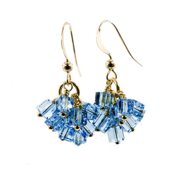 Des bijoux d'exception Ces boucles d'oreilles OLIVIA, élégantes au design unique et raffiné forment une grappe délicate. Les perles de cristal Bleues Aquamarine apportent, tout en finesse, un délicieux éclat de lumière. Laissez-vous tenter par cette pièce qui ne passera pas inaperçue et s'adaptera à votre look en toutes circonstances Toutes les créations Oser Rêver sont réalisées en gold filled ou en argent 925. Je porte une grande attention aux matériaux utilisés. L'or utilisé dans la fabrication de ce produit est de l'or recyclé Chaque bijou est fabriqué à Lyon dans l'atelier Oser Rêver