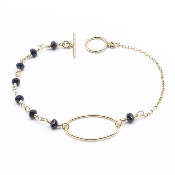 Des bijoux d'exception Tout en finesse, ces petites et délicates perles noires apportent originalité et raffinement à ce bracelet unique. À porter tous les jours, il s'adapte à votre look en toutes circonstances Toutes les créations Oser Rêver sont réalisées en gold filled ou en argent 925. Je porte une grande attention aux matériaux utilisés. L'or utilisé dans la fabrication de ce produit est de l'or recyclé Chaque bijou est fabriqué à Lyon dans l'atelier Oser Rêver