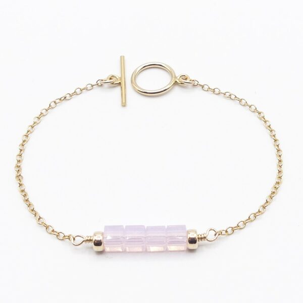 Des bijoux d'exception Ce bracelet unique en perles de cristal Aqua Rose posera tout en finesse un délicieux éclat de lumière sur votre poignet.  Il vous accompagnera au quotidien et s'adaptera à votre look en toutes circonstances Toutes les créations Oser Rêver sont réalisées en gold filled ou en argent 925. Je porte une grande attention aux matériaux utilisés. L'or utilisé dans la fabrication de ce produit est de l'or recyclé Chaque bijou est fabriqué à Lyon dans l'atelier Oser Rêver