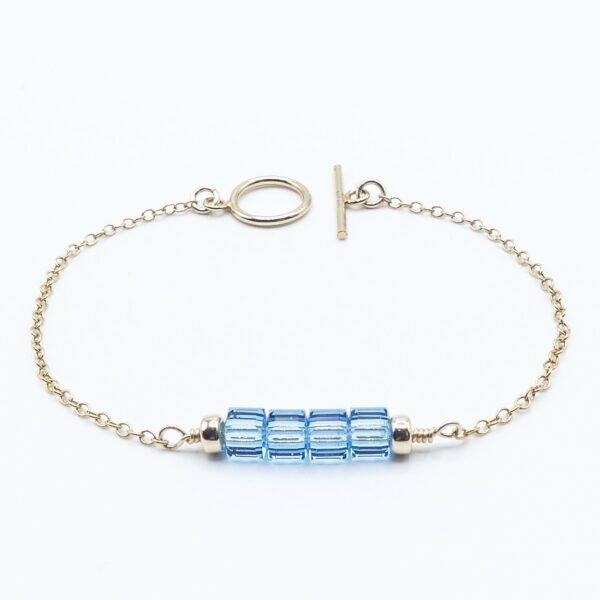 Des bijoux d'exception Ce bracelet unique en perles de cristal Bleu Aquamarine posera tout en finesse un délicieux éclat de lumière sur votre poignet.  Il vous accompagnera au quotidien et s'adaptera à votre look en toutes circonstances Toutes les créations Oser Rêver sont réalisées en gold filled ou en argent 925. Je porte une grande attention aux matériaux utilisés. L'or utilisé dans la fabrication de ce produit est de l'or recyclé Chaque bijou est fabriqué à Lyon dans l'atelier Oser Rêver