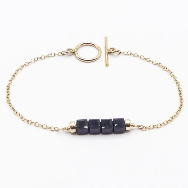 Des bijoux d'exception Ce bracelet unique en perles de cristal noir posera tout en finesse un délicieux éclat de lumière sur votre poignet.  Il vous accompagnera au quotidien et s'adaptera à votre look en toutes circonstances Toutes les créations Oser Rêver sont réalisées en gold filled ou en argent 925. Je  porte une grande attention aux matériaux utilisés. L'or utilisé dans la fabrication de ce produit est de l'or recyclé Chaque bijou est fabriqué à Lyon dans l'atelier Oser Rêver