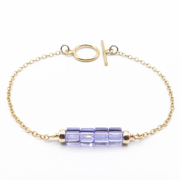 Des bijoux d'exception Ce bracelet unique en perles de cristal Lavande posera tout en finesse un délicieux éclat de lumière sur votre poignet.  Il vous accompagnera au quotidien et s'adaptera à votre look en toutes circonstances Toutes les créations Oser Rêver sont réalisées en gold filled ou en argent 925. Je  porte une grande attention aux matériaux utilisés. L'or utilisé dans la fabrication de ce produit est de l'or recyclé Chaque bijou est fabriqué à Lyon dans l'atelier Oser Rêver