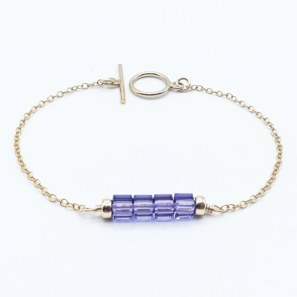 Des bijoux d'exception Ce bracelet unique en perles de cristal Tanzanite posera tout en finesse un délicieux éclat de lumière sur votre poignet.  Il vous accompagnera au quotidien et s'adaptera à votre look en toutes circonstances Toutes les créations Oser Rêver sont réalisées en gold filled ou en argent 925. Je porte une grande attention aux matériaux utilisés. L'or utilisé dans la fabrication de ce produit est de l'or recyclé Chaque bijou est fabriqué à Lyon dans l'atelier Oser Rêver