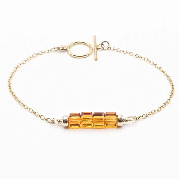 Des bijoux d'exception Ce bracelet unique en perles de cristal orange posera tout en finesse un délicieux éclat de lumière sur votre poignet.  Il vous accompagnera au quotidien et s'adaptera à votre look en toutes circonstances Toutes les créations Oser Rêver sont réalisées en gold filled ou en argent 925. Je porte une grande attention aux matériaux utilisés. L'or utilisé dans la fabrication de ce produit est de l'or recyclé Chaque bijou est fabriqué à Lyon dans l'atelier Oser Rêver
