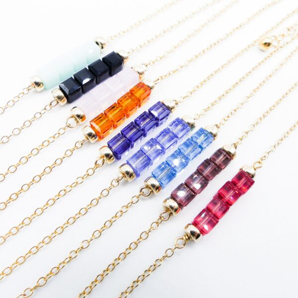 Des bijoux d'exception Ce bracelet unique en perles de cristal Tanzanite posera tout en finesse un délicieux éclat de lumière sur votre poignet.  Il vous accompagnera au quotidien et s'adaptera à votre look en toutes circonstances Toutes les créations Oser Rêver sont réalisées en gold filled ou en argent 925. Je porte une grande attention aux matériaux utilisés. L'or utilisé dans la fabrication de ce produit est de l'or recyclé Chaque bijou est fabriqué à Lyon dans l'atelier Oser Rêver