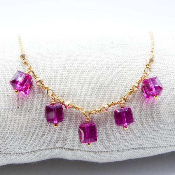 Des bijoux d'exception Inspiré par la couleur des bougainvilliers de mon enfance, ce collier ras-de-cou, travaillé à la main, est une pièce unique et raffinée dont la délicatesse attirera les regards. Laissez vous tenter par cette pièce lumineuse qui saura élégamment habiller votre cou Toutes les créations Oser Rêver sont réalisées en gold filled ou en argent 925. Je  porte une grande attention aux matériaux utilisés. L'or utilisé dans la fabrication de ce produit est de l'or recyclé Chaque bijou est fabriqué à Lyon dans l'atelier Oser Rêver