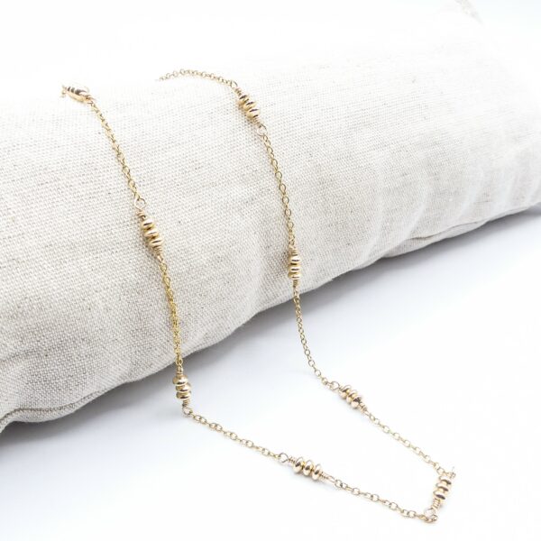 Des bijoux d'exception Comme un délicat rai de lumière sur votre peau, ce collier unique et raffiné finira parfaitement votre look en toutes circonstances Toutes les créations Oser Rêver sont réalisées en gold filled ou en argent 925. Je porte une grande attention aux matériaux utilisés. L'or utilisé dans la fabrication de ce produit est de l'or recyclé Chaque bijou est fabriqué à Lyon dans l'atelier Oser Rêver