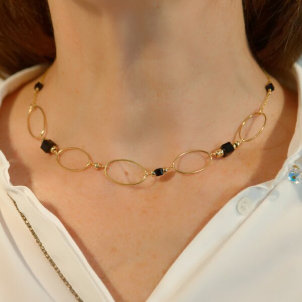 Des bijoux d'exception Une succession d'anneaux ovales mise en valeur par l'alternance de cubes noirs. Laissez vous tenter par cette pièce unique et raffinée qui finira élégamment votre look Toutes les créations Oser Rêver sont réalisées en gold filled ou en argent 925. Je porte une grande attention aux matériaux utilisés. L'or utilisé dans la fabrication de ce produit est de l'or recyclé Chaque bijou est fabriqué à Lyon dans l'atelier Oser Rêver