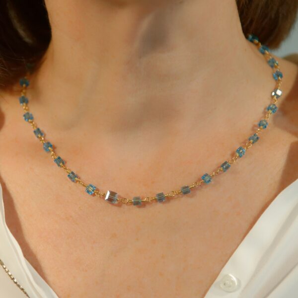Des bijoux d'exception Comme un voyage en mer vers des lieux délicieusement nostalgiques, le collier Océan Bleu Aquamarine, raffiné et entièrement fait main, est inspiré des scintillements du soleil sur l'océan. Laissez vous séduire par cette pièce unique qui ne laissera pas indifférent et apportera une touche lumineuse et classy à vos tenues chics ou décontractées. Toutes les créations Oser Rêver sont réalisées en gold filled ou en argent 925. Je porte une grande attention aux matériaux utilisés. L'or utilisé dans la fabrication de ce produit est de l'or recyclé Chaque bijou est fabriqué à Lyon dans l'atelier Oser Rêver
