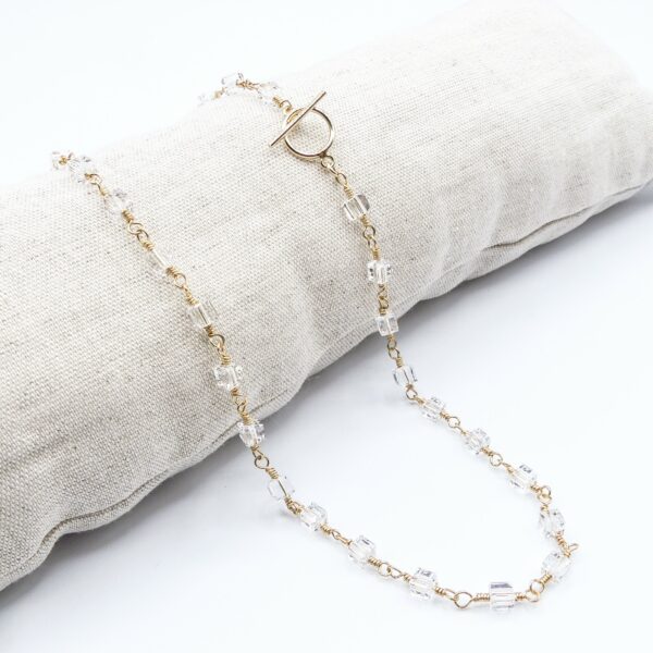 Des bijoux d'exception Comme un voyage en mer vers des lieux délicieusement nostalgiques, le collier Océan cristal, raffiné et entièrement fait main, est inspiré des scintillements du soleil sur l'océan. Laissez vous captiver par cette pièce unique qui ne laissera pas indifférent et apportera une touche classy à vos tenues chics ou décontractées. Toutes les créations Oser Rêver sont réalisées en gold filled ou en argent 925. Je porte une grande attention aux matériaux utilisés. L'or utilisé dans la fabrication de ce produit est de l'or recyclé Chaque bijou est fabriqué à Lyon dans l'atelier Oser Rêver