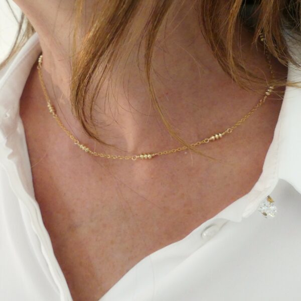 Des bijoux d'exception Comme un délicat rai de lumière sur votre peau, ce collier unique et raffiné finira parfaitement votre look en toutes circonstances Toutes les créations Oser Rêver sont réalisées en gold filled ou en argent 925. Je porte une grande attention aux matériaux utilisés. L'or utilisé dans la fabrication de ce produit est de l'or recyclé Chaque bijou est fabriqué à Lyon dans l'atelier Oser Rêver
