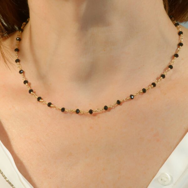 Des bijoux d'exception Collier ras-de-cou travaillé à la main, orné de perles de cristal noir pour un effet classy et féminin. Il ne passera pas inaperçu ! Laissez-vous tenter par cette pièce unique et délicate qui saura élégamment habiller votre cou Toutes les créations Oser Rêver sont réalisées en gold filled ou en argent 925. Je porte une grande attention aux matériaux utilisés. L'or utilisé dans la fabrication de ce produit est de l'or recyclé Chaque bijou est fabriqué à Lyon dans l'atelier Oser Rêver