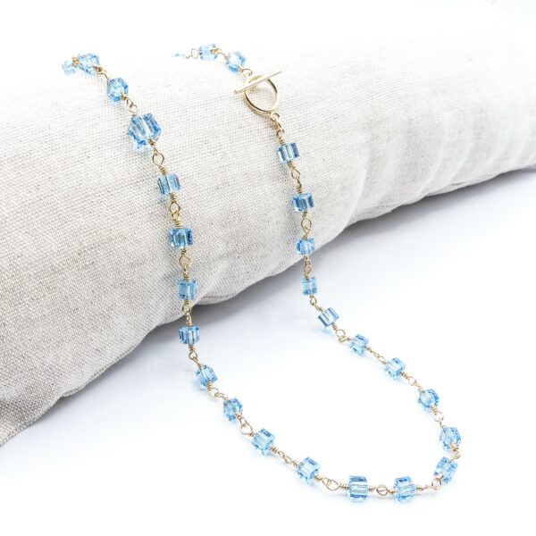 Des bijoux d'exception Comme un voyage en mer vers des lieux délicieusement nostalgiques, le collier Océan Bleu Aquamarine, raffiné et entièrement fait main, est inspiré des scintillements du soleil sur l'océan. Laissez vous séduire par cette pièce unique qui ne laissera pas indifférent et apportera une touche lumineuse et classy à vos tenues chics ou décontractées. Toutes les créations Oser Rêver sont réalisées en gold filled ou en argent 925. Je porte une grande attention aux matériaux utilisés. L'or utilisé dans la fabrication de ce produit est de l'or recyclé Chaque bijou est fabriqué à Lyon dans l'atelier Oser Rêver