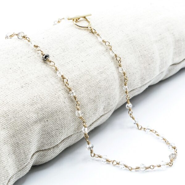 Des bijoux d'exception Collier ras-de-cou travaillé à la main, orné de perles de cristal pour un effet classy et féminin. Il ne passera pas inaperçu ! Laissez-vous tenter par cette pièce unique et délicate qui saura élégamment habiller votre cou Toutes les créations Oser Rêver sont réalisées en gold filled ou en argent 925. Je porte une grande attention aux matériaux utilisés. L'or utilisé dans la fabrication de ce produit est de l'or recyclé Chaque bijou est fabriqué à Lyon dans l'atelier Oser Rêver