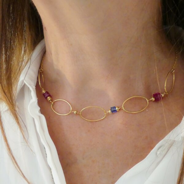 Des bijoux d'exception La sobriété d'une succession d'anneaux ovales, réhaussée par l'alternance de cubes fuchsia et saphir, qui viennent poser une touche fleurie et printanière à ce collier ras-de-cou. Laissez vous tenter par cette pièce unique et raffinée Toutes les créations Oser Rêver sont réalisées en gold filled ou en argent 925. Je  porte une grande attention aux matériaux utilisés. L'or utilisé dans la fabrication de ce produit est de l'or recyclé Chaque bijou est fabriqué à Lyon dans l'atelier Oser Rêver