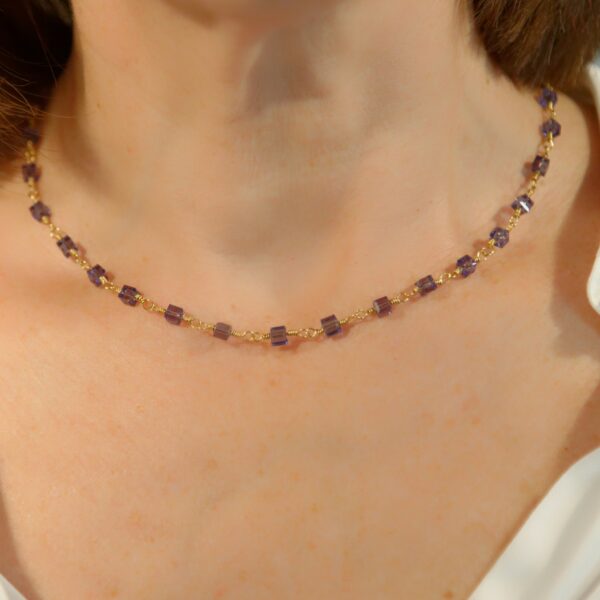 Des bijoux d'exception Comme un voyage en mer vers des lieux délicieusement nostalgiques, le collier Océan Tanzanite, raffiné et entièrement fait main, est inspiré des scintillements du soleil sur l'océan. Laissez vous captiver par cette pièce unique qui ne laissera pas indifférent et apportera une touche lumineuse et  classy à vos tenues chics ou décontractées. Toutes les créations Oser Rêver sont réalisées en gold filled ou en argent 925. Je porte une grande attention aux matériaux utilisés. L'or utilisé dans la fabrication de ce produit est de l'or recyclé Chaque bijou est fabriqué à Lyon dans l'atelier Oser Rêver