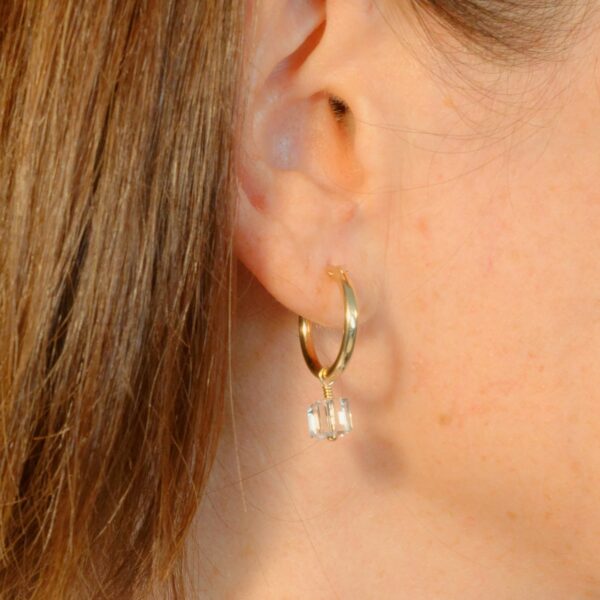 Boucles d'oreilles créoles HESPÉRIDE cristal – Image 2