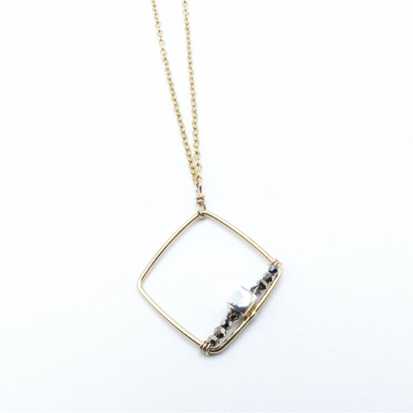 Des bijoux d'exception Quelques délicates étincelles viennent adoucir les formes carrées de cette création originale et élégante. Laissez-vous captiver par le collier Sonho cube argent, cette pièce unique qui ne laissera pas indifférent et apportera une touche lumineuse et raffinée à toutes vos tenues. Toutes les créations Oser Rêver sont réalisées en gold filled ou en argent 925. Je  porte une grande attention aux matériaux utilisés. L'or utilisé dans la fabrication de ce produit est de l'or recyclé Chaque bijou est fabriqué à Lyon dans l'atelier Oser Rêver