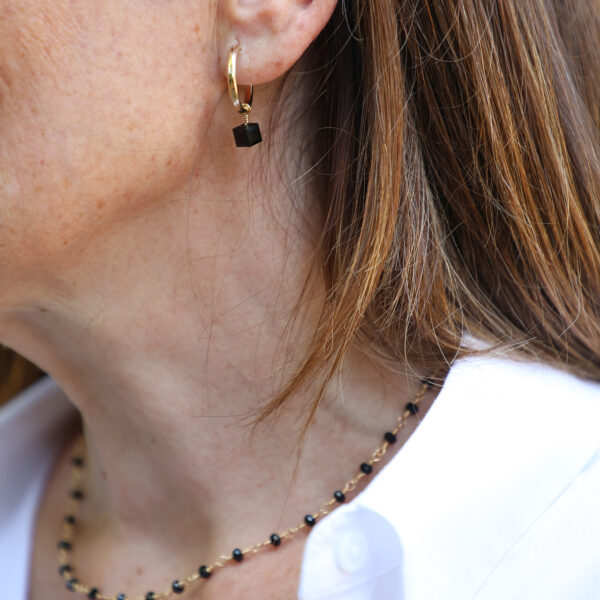 Boucles d'oreilles créoles HESPÉRIDE cristal noir – Image 2