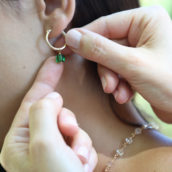 Des bijoux d'exception Boucles d'oreilles créoles, au design unique et raffiné, réhaussées d'un cube de cristal vert qui leur apporte élégance et sophistication. Elles ne passeront pas inaperçues et s'adapteront à votre look en toutes circonstances Toutes les créations Oser Rêver sont réalisées en gold filled ou en argent 925. Je porte une grande attention aux matériaux utilisés. L'or utilisé dans la fabrication de ce produit est de l'or recyclé Chaque bijou est fabriqué à Lyon dans l'atelier Oser Rêver