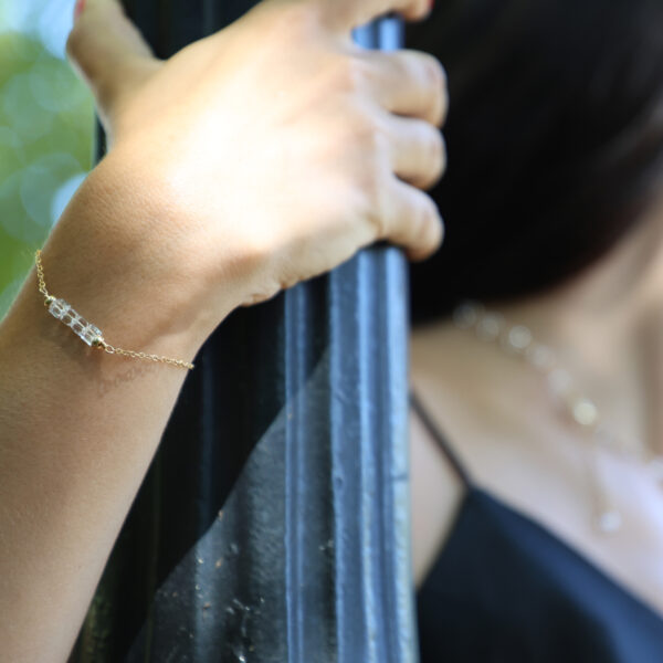 Des bijoux d'exception Ce bracelet unique en perles de cristal posera tout en finesse un délicieux éclat de lumière sur votre poignet.  Il vous accompagnera au quotidien et s'adaptera à votre look en toutes circonstances Toutes les créations Oser Rêver sont réalisées en gold filled ou en argent 925. Je porte une grande attention aux matériaux utilisés. L'or utilisé dans la fabrication de ce produit est de l'or recyclé Chaque bijou est fabriqué à Lyon dans l'atelier Oser Rêver