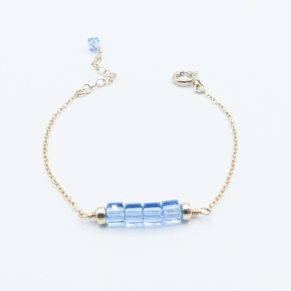 Des bijoux d'exception Ce bracelet unique en perles de cristal Bleu Aquamarine posera tout en finesse un délicieux éclat de lumière sur votre poignet.  Il vous accompagnera au quotidien et s'adaptera à votre look en toutes circonstances Toutes les créations Oser Rêver sont réalisées en gold filled ou en argent 925. Je porte une grande attention aux matériaux utilisés. L'or utilisé dans la fabrication de ce produit est de l'or recyclé Chaque bijou est fabriqué à Lyon dans l'atelier Oser Rêver