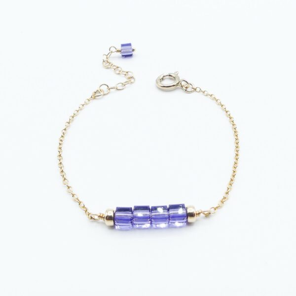 Des bijoux d'exception Ce bracelet unique en perles de cristal Purple posera tout en finesse un délicieux éclat de lumière sur votre poignet.  Il vous accompagnera au quotidien et s'adaptera à votre look en toutes circonstances Toutes les créations Oser Rêver sont réalisées en gold filled ou en argent 925. Je porte une grande attention aux matériaux utilisés. L'or utilisé dans la fabrication de ce produit est de l'or recyclé Chaque bijou est fabriqué à Lyon dans l'atelier Oser Rêver