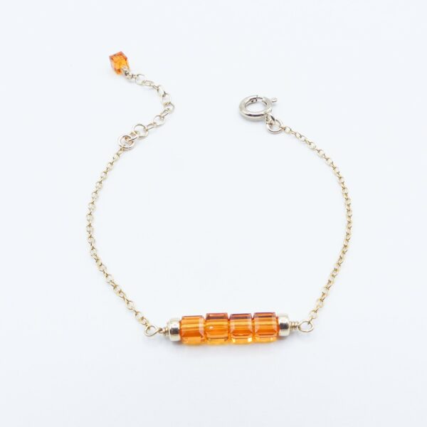 Des bijoux d'exception Ce bracelet unique en perles de cristal orange posera tout en finesse un délicieux éclat de lumière sur votre poignet.  Il vous accompagnera au quotidien et s'adaptera à votre look en toutes circonstances Toutes les créations Oser Rêver sont réalisées en gold filled ou en argent 925. Je porte une grande attention aux matériaux utilisés. L'or utilisé dans la fabrication de ce produit est de l'or recyclé Chaque bijou est fabriqué à Lyon dans l'atelier Oser Rêver