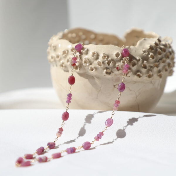 Des bijoux d'exception Laissez-vous charmer par cette pièce de caractère ! L'alternance des pierres Rubis de différentes formes et tailles et du Gold filled apporte à ce collier de la collection FEEL GOOD STONES une touche élégante et sophistiquée. Sa couleur lumineuse attirera les regards, vous ne passerez pas inaperçue À porter seul ou en accumulation Entièrement fait main, il incarne le savoir-faire artisanal Oser Rêver   Toutes les créations Oser Rêver sont réalisées en gold filled ou en argent 925. Je porte une grande attention aux matériaux utilisés. L'or utilisé dans la fabrication de ce produit est de l'or recyclé Chaque bijou est fabriqué à Lyon dans l'atelier Oser Rêver