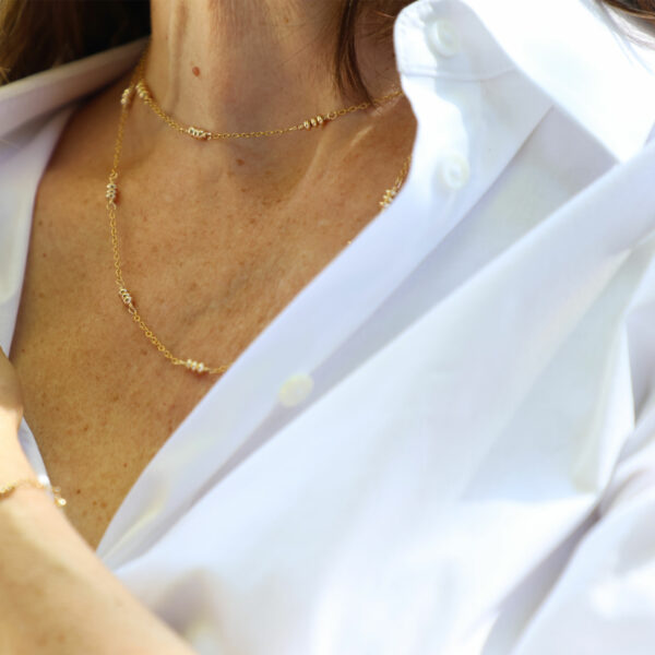 Des bijoux d'exception Comme un délicat rai de lumière sur votre peau, ce collier unique et raffiné finira parfaitement votre look en toutes circonstances Toutes les créations Oser Rêver sont réalisées en gold filled ou en argent 925. Je porte une grande attention aux matériaux utilisés. L'or utilisé dans la fabrication de ce produit est de l'or recyclé Chaque bijou est fabriqué à Lyon dans l'atelier Oser Rêver