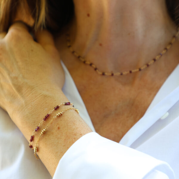 Des bijoux d'exception Laissez-vous transporter par cette collection intemporelle et raffinée qui mettra en valeur votre féminité et sublimera votre sensualité. Dans un équilibre parfait, les grenats facettées, qui composent ce bracelet de la collection FEEL GOOD STONES, se mêlent délicatement au fil gold filled. À porter en toute occasion, seul ou en accumulation Entièrement fait main, il incarne le savoir-faire Oser Rêver Toutes les créations Oser Rêver sont réalisées en gold filled ou en argent 925. Je porte une grande attention aux matériaux utilisés. L'or utilisé dans la fabrication de ce produit est de l'or recyclé Chaque bijou est fabriqué à Lyon dans l'atelier Oser Rêver