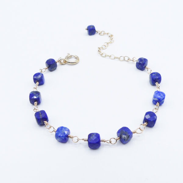 Des bijoux d'exception Coup de coeur assuré ! Laissez-vous séduire par l'élégance et l'originalité de ce bracelet de la collection SERENITY. Ici, il est composé de gold filled et de sublimes pierres carrées de lapis-lazuli au bleu intense et lumineux, et délicatement facettées. Entièrement fait main, ce bijou incarne le savoir-faire Oser Rêver Le lapis-lazuli est une pierre de communication qui améliore les capacités d'expression et aide à formuler ses pensées. Il vous inspirera un désir de créativité et soif de connaissances. Symbole de sérénité, il vous aidera à éliminer le stress Toutes les créations Oser Rêver sont réalisées en gold filled ou en argent 925. Je  porte une grande attention aux matériaux utilisés. L'or utilisé dans la fabrication de ce produit est de l'or recyclé Chaque bijou est fabriqué à Lyon dans l'atelier Oser Rêver