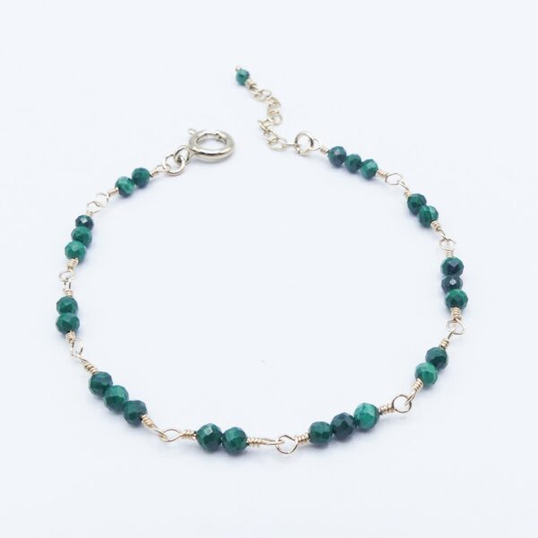 Des bijoux d'exception Laissez-vous transporter par cette collection intemporelle et raffinée qui mettra en valeur votre féminité et sublimera votre sensualité. Dans un équilibre parfait, les malachites facettées, qui composent ce bracelet de la collection FEEL GOOD STONES, se mêlent délicatement au fil gold filled. À porter en toute occasion, seul ou en accumulation Entièrement fait main, il incarne le savoir-faire Oser Rêver Toutes les créations Oser Rêver sont réalisées en gold filled ou en argent 925. Je porte une grande attention aux matériaux utilisés. L'or utilisé dans la fabrication de ce produit est de l'or recyclé Chaque bijou est fabriqué à Lyon dans l'atelier Oser Rêver