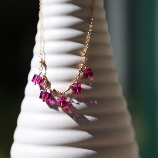 Des bijoux d'exception Inspiré par la couleur des bougainvilliers de mon enfance, ce collier ras-de-cou, travaillé à la main, est une pièce unique et raffinée dont la délicatesse attirera les regards. Laissez vous tenter par cette pièce lumineuse qui saura élégamment habiller votre cou Toutes les créations Oser Rêver sont réalisées en gold filled ou en argent 925. Je  porte une grande attention aux matériaux utilisés. L'or utilisé dans la fabrication de ce produit est de l'or recyclé Chaque bijou est fabriqué à Lyon dans l'atelier Oser Rêver