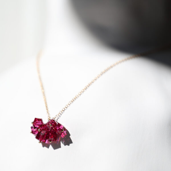 Des bijoux d'exception Son design unique et raffiné ne passera pas inaperçu. les perles de cristal Fuchsia forment une grappe délicate qui tout en finesse apportera un délicieux éclat de lumière à votre tenue. Laissez-vous tenter ! Toutes les créations Oser Rêver sont réalisées en gold filled ou en argent 925. Je porte une grande attention aux matériaux utilisés. L'or utilisé dans la fabrication de ce produit est de l'or recyclé Chaque bijou est fabriqué à Lyon dans l'atelier Oser Rêver