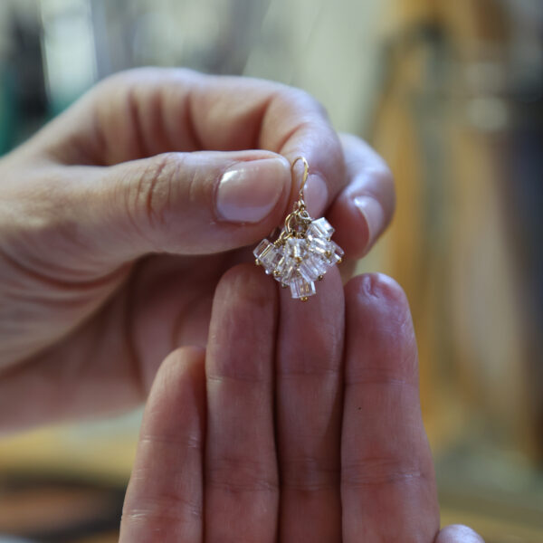 Des bijoux d'exception Les boucles d'oreilles OLIVIA, élégantes au design unique et raffiné forment une grappe délicate. Les perles de cristal apportent, tout en finesse, un délicieux éclat de lumière. Laissez-vous tenter par cette pièce qui ne passera pas inaperçue et s'adaptera à votre look en toutes circonstances Toutes les créations Oser Rêver sont réalisées en gold filled ou en argent 925. Je porte une grande attention aux matériaux utilisés. L'or utilisé dans la fabrication de ce produit est de l'or recyclé Chaque bijou est fabriqué à Lyon dans l'atelier Oser Rêver