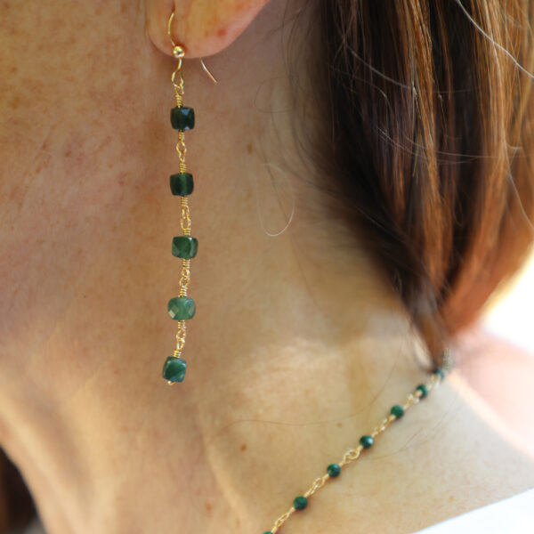 Des bijoux d'exception Sublime élégance pour ces boucles d'oreilles de la collection SERENITY en gold filled et pierres de jade carrées au vert intense. Réalisées à la main, elles incarnent le savoir-faire Oser Rêver Avec ses couleurs allant du vert clair au vert foncé, la pierre jade est le symbole de la pureté, du pouvoir mais aussi de la sagesse. Le jade est une pierre de protection qui protège son porteur du mal. Elle est aussi réputée pour attirer la chance et favoriser l'amitié. Toutes les créations Oser Rêver sont réalisées en gold filled ou en argent 925. Je porte une grande attention aux matériaux utilisés. L'or utilisé dans la fabrication de ce produit est de l'or recyclé Chaque bijou est fabriqué à Lyon dans l'atelier Oser Rêver