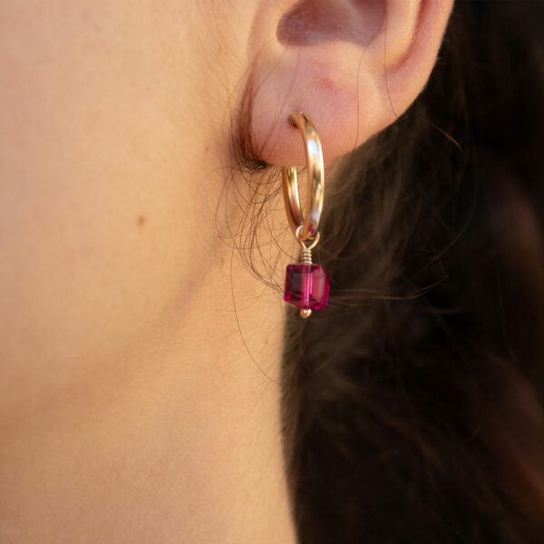 Des bijoux d'exception Boucles d'oreilles créoles, au design unique et raffiné, réhaussées d'un cube de cristal fuchsia qui leur apporte élégance et sophistication. Elles ne passeront pas inaperçues et s'adapteront à votre look en toutes circonstances Toutes les créations Oser Rêver sont réalisées en gold filled ou en argent 925. Je porte une grande attention aux matériaux utilisés. L'or utilisé dans la fabrication de ce produit est de l'or recyclé Chaque bijou est fabriqué à Lyon dans l'atelier Oser Rêver