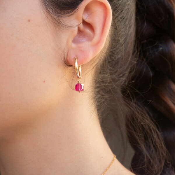 Des bijoux d'exception Boucles d'oreilles créoles, au design unique et raffiné, réhaussées d'un cube de cristal fuchsia qui leur apporte élégance et sophistication. Elles ne passeront pas inaperçues et s'adapteront à votre look en toutes circonstances Toutes les créations Oser Rêver sont réalisées en gold filled ou en argent 925. Je porte une grande attention aux matériaux utilisés. L'or utilisé dans la fabrication de ce produit est de l'or recyclé Chaque bijou est fabriqué à Lyon dans l'atelier Oser Rêver