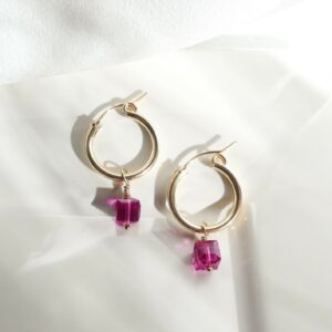 Boucles d'oreilles créoles HESPÉRIDE cristal fuchsia