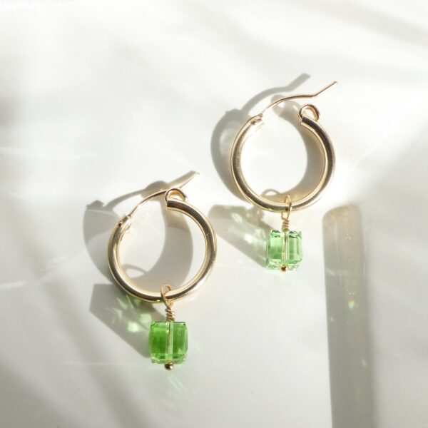 Boucles d'oreilles créoles HESPÉRIDE cristal péridot