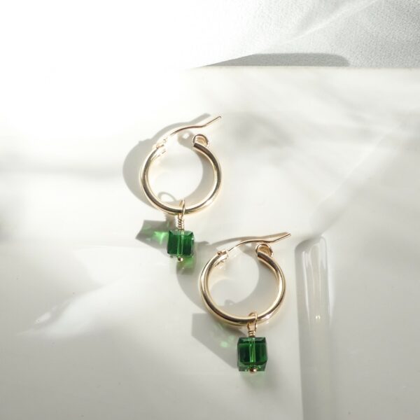 Boucles d'oreilles créoles HESPÉRIDE cristal vert – Image 2