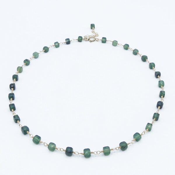 Des bijoux d'exception Sublime élégance pour ce collier de la collection SERENITY en gold filled et pierres de jade carrées au vert intense. Osez ! Entièrement fait main, il incarne le savoir-faire Oser Rêver  Avec ses couleurs allant du vert clair au vert foncé, la pierre jade est le symbole de la pureté, du pouvoir mais aussi de la sagesse. Le jade est une pierre de protection qui protège son porteur du mal. Elle est aussi réputée pour attirer la chance et favoriser l'amitié. Toutes les créations Oser Rêver sont réalisées en gold filled ou en argent 925. Je porte une grande attention aux matériaux utilisés. L'or utilisé dans la fabrication de ce produit est de l'or recyclé Chaque bijou est fabriqué à Lyon dans l'atelier Oser Rêver