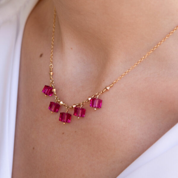 Des bijoux d'exception Inspiré par la couleur des bougainvilliers de mon enfance, ce collier ras-de-cou, travaillé à la main, est une pièce unique et raffinée dont la délicatesse attirera les regards. Laissez vous tenter par cette pièce lumineuse qui saura élégamment habiller votre cou Toutes les créations Oser Rêver sont réalisées en gold filled ou en argent 925. Je  porte une grande attention aux matériaux utilisés. L'or utilisé dans la fabrication de ce produit est de l'or recyclé Chaque bijou est fabriqué à Lyon dans l'atelier Oser Rêver